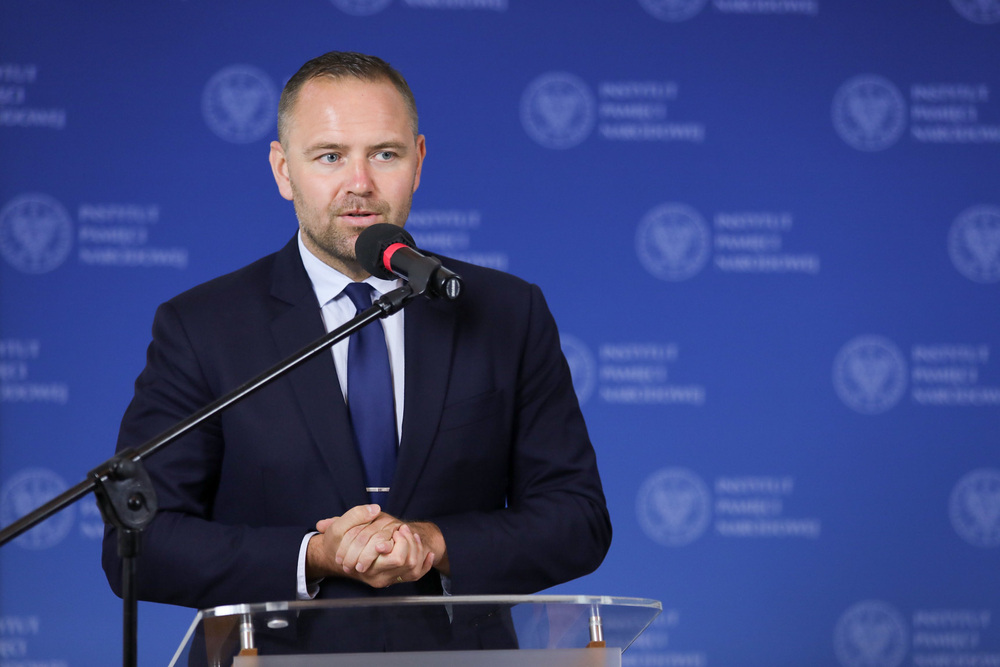 Prezes Instytutu Pamięci Narodowej dr Karol Nawrocki oraz Dyrektor Generalny Centrum Badań Ludobójstwa i Ruchu Oporu Mieszkańców Litwy dr Arūnas Bubnys podpisali porozumienie o współpracy w zakresie poszukiwań miejsc spoczynku ofiar totalitaryzmów.