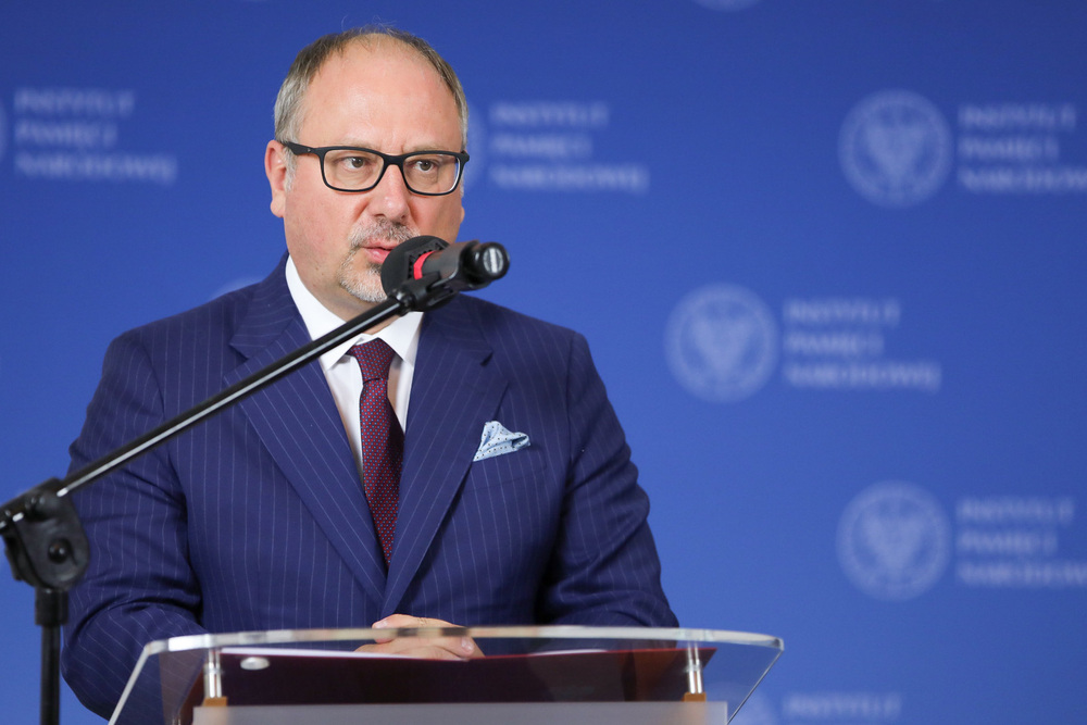 Prezes Instytutu Pamięci Narodowej dr Karol Nawrocki oraz Dyrektor Generalny Centrum Badań Ludobójstwa i Ruchu Oporu Mieszkańców Litwy dr Arūnas Bubnys podpisali porozumienie o współpracy w zakresie poszukiwań miejsc spoczynku ofiar totalitaryzmów.