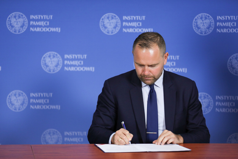 Prezes Instytutu Pamięci Narodowej dr Karol Nawrocki oraz Dyrektor Generalny Centrum Badań Ludobójstwa i Ruchu Oporu Mieszkańców Litwy dr Arūnas Bubnys podpisali porozumienie o współpracy w zakresie poszukiwań miejsc spoczynku ofiar totalitaryzmów.