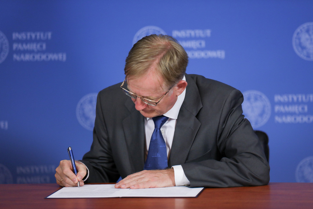 Prezes Instytutu Pamięci Narodowej dr Karol Nawrocki oraz Dyrektor Generalny Centrum Badań Ludobójstwa i Ruchu Oporu Mieszkańców Litwy dr Arūnas Bubnys podpisali porozumienie o współpracy w zakresie poszukiwań miejsc spoczynku ofiar totalitaryzmów.