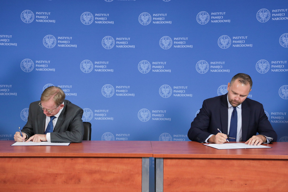 Prezes Instytutu Pamięci Narodowej dr Karol Nawrocki oraz Dyrektor Generalny Centrum Badań Ludobójstwa i Ruchu Oporu Mieszkańców Litwy dr Arūnas Bubnys podpisali porozumienie o współpracy w zakresie poszukiwań miejsc spoczynku ofiar totalitaryzmów.