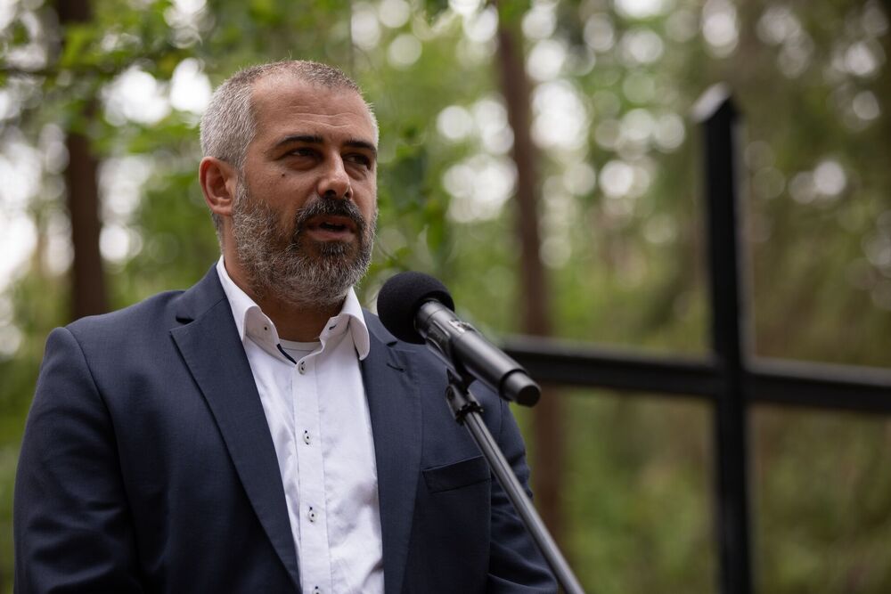 Prok. Tomasz Jankowski podczas konferencji prasowej dot. odkrycia grobu ofiar niemieckiego obozu w Działdowie – 13 lipca 2022. Fot Mikołaj Bujak (IPN)