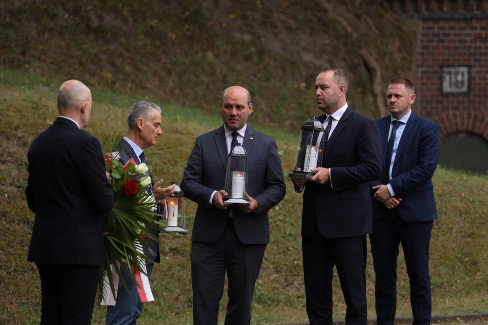 Złożenie hołdu ofiarom niemieckich zbrodni w Forcie VII – Poznań, 16 lipca 2022. Fot. Mikołaj Bujak (IPN)