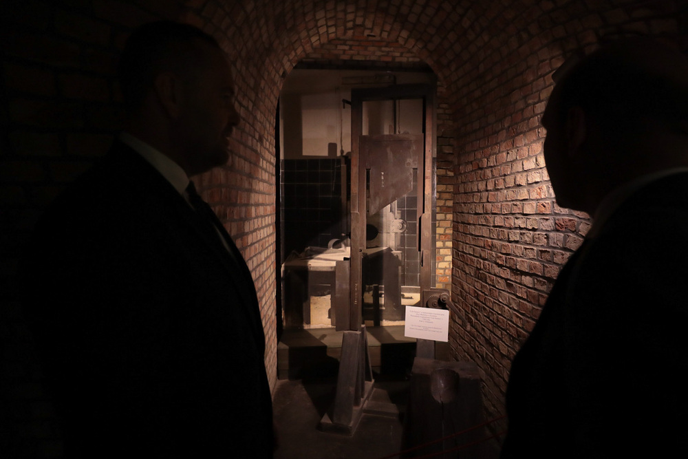 Prezes IPN dr Karol Nawrocki i minister Szymon Szynkowski vel Sęk zwiedzający Muzeum Martyrologii Wielkopolan – Fort VII – Poznań, 16 lipca 2022. Fot. Mikołaj Bujak (IPN)