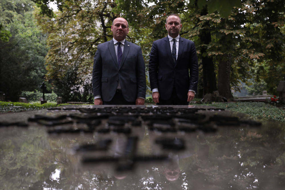 Prezes IPN dr Karol Nawrocki i minister Szymon Szynkowski vel Sęk oddają hołd Stanisławowi Taczakowi – Poznań, 16 lipca 2022. Fot. Mikołaj Bujak (IPN)