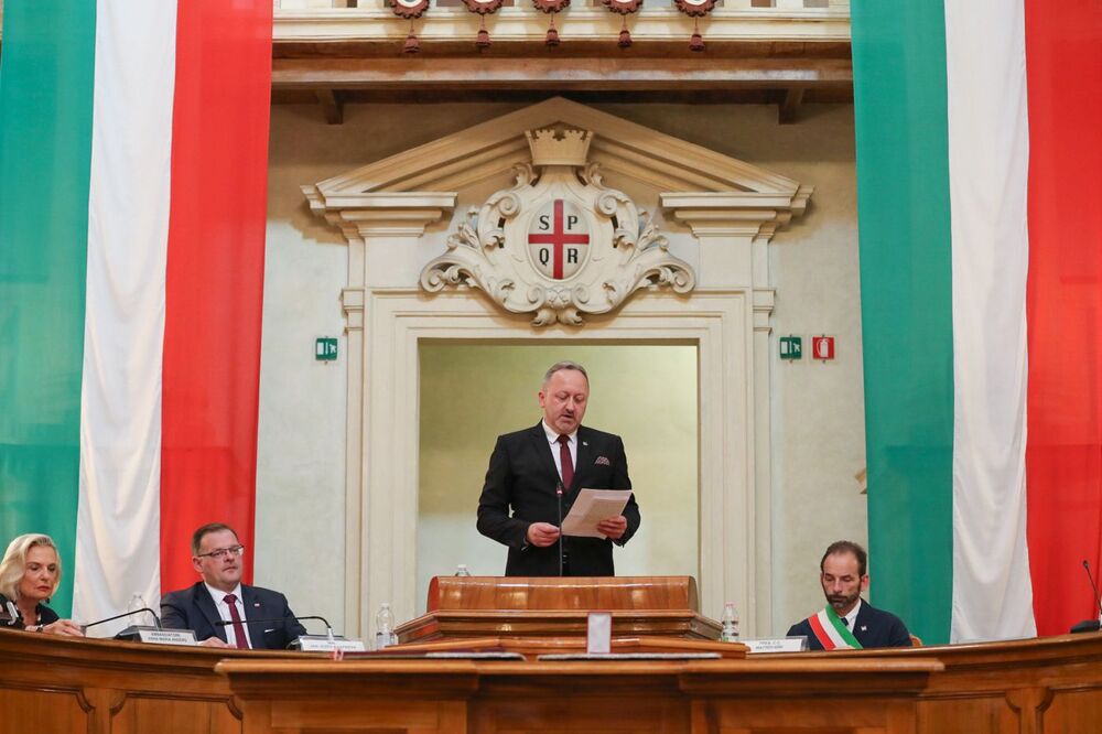 Dr hab. Karol Polejowski w czasie przemówienia w Museo del Tricolore –Reggio Emilia, 19 lipca 2022. Fot. Mikołaj Bujak (IPN)