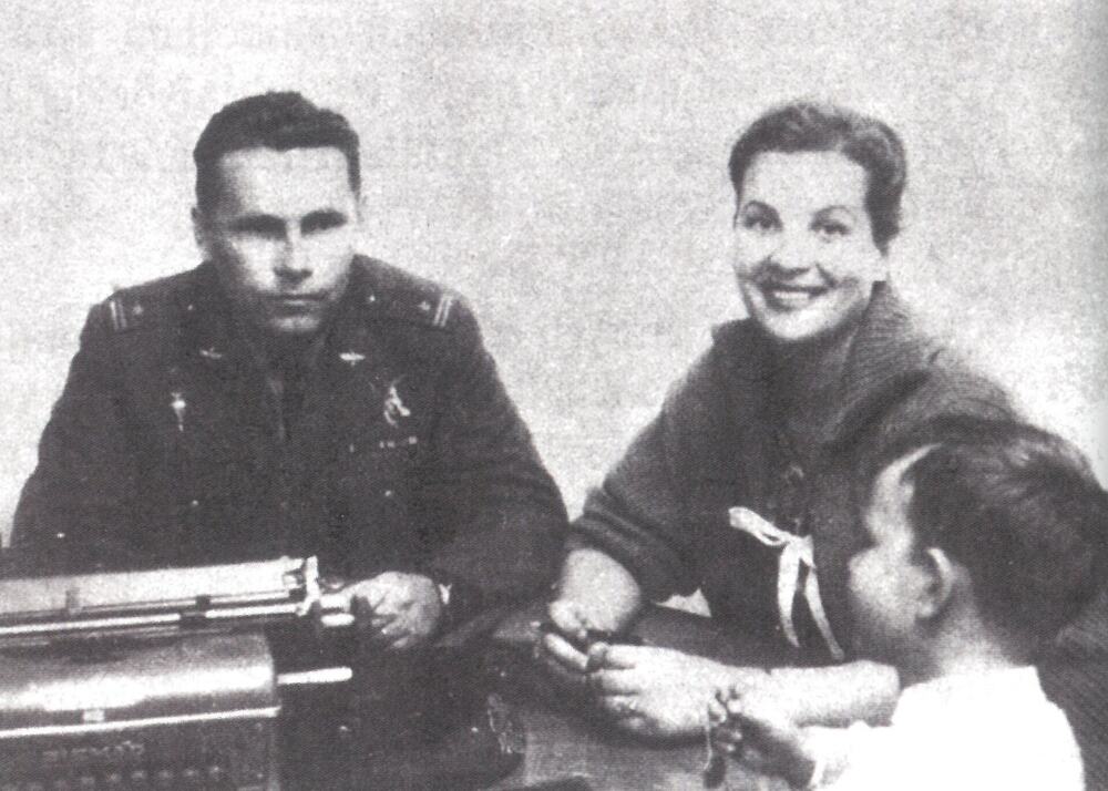 Ryszard Obacz z żoną i synem na lotnisku w Berlinie Zachodnim. (R. Kowal, Rozmowy ze zdrajcą, Warszawa 1998)