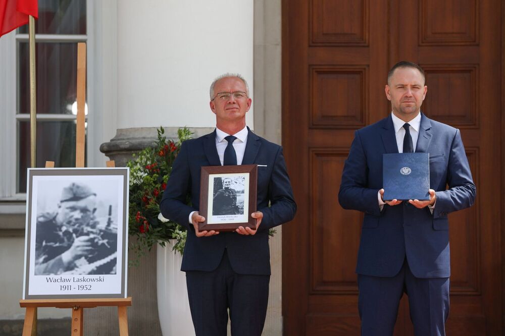 Noty identyfikacyjne bliskim ofiar totalitaryzmów wręczyli dr Karol Nawrocki, prezes IPN i jego zastępca dr hab. Krzysztof Szwagrzyk – Warszawa, 22 lipca 2022. Fot. Mikołaj Bujak (IPN)