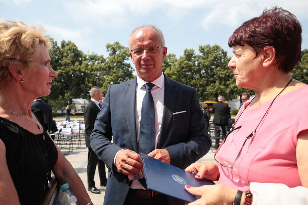 Dr hab. Krzysztof Szwagrzyk, wiceprezes IPN z bliskimi zidentyfikowanych bohaterów – Warszawa, 22 lipca 2022. Fot. Mikołaj Bujak (IPN)