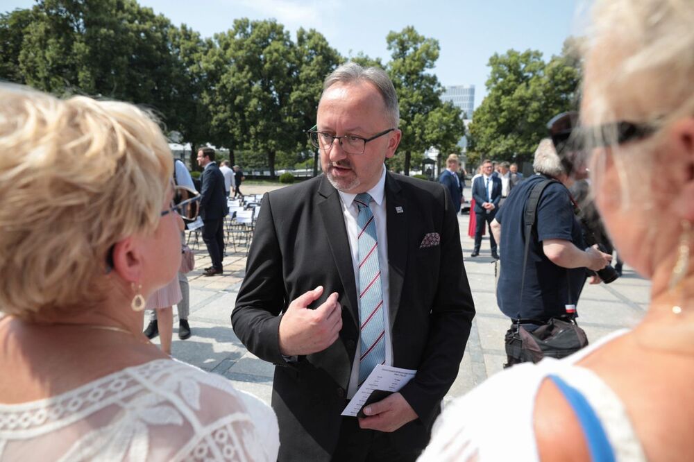 Dr hab. Karol Polejowski, wiceprezes IPN z bliskimi zidentyfikowanych bohaterów – Warszawa, 22 lipca 2022. Fot. Mikołaj Bujak (IPN)