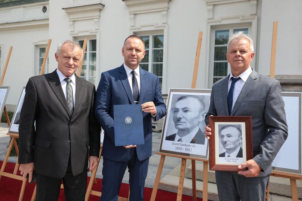 Bliscy odnalezionego Józefa Jankowskiego z prezesem IPN dr. Karolem Nawrockim podczas uroczystości wręczenia not identyfikacyjnych – Warszawa, 22 lipca 2022. Fot. Mikołaj Bujak (IPN)