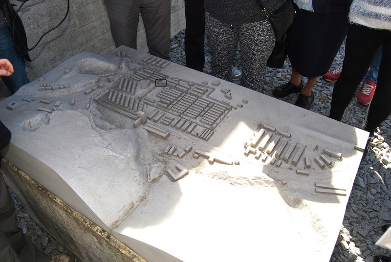 Makieta obozu Gusen I i Gusen II z zaznaczonym budynkiem Jourhausu. Makieta stoi przed wejściem do Memorial Gusen. Fot. Tomasz Cieślak