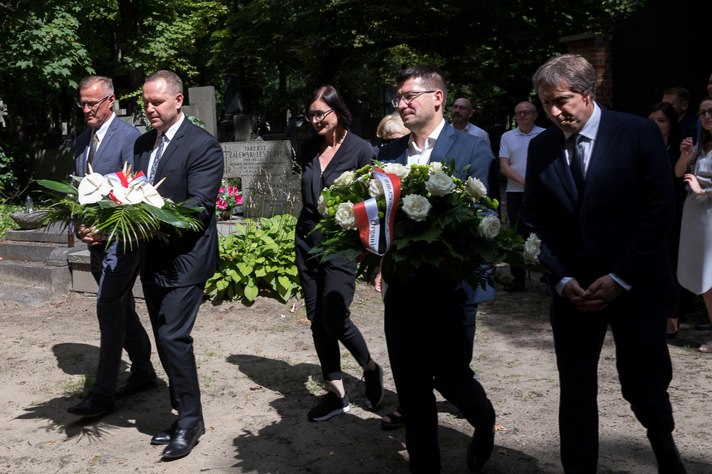 Uroczyste złożenie kwiatów na grobie Stanisława Bukowieckiego – Warszawa, 28 lipca 2022. Fot. Sławek Kasper (IPN)