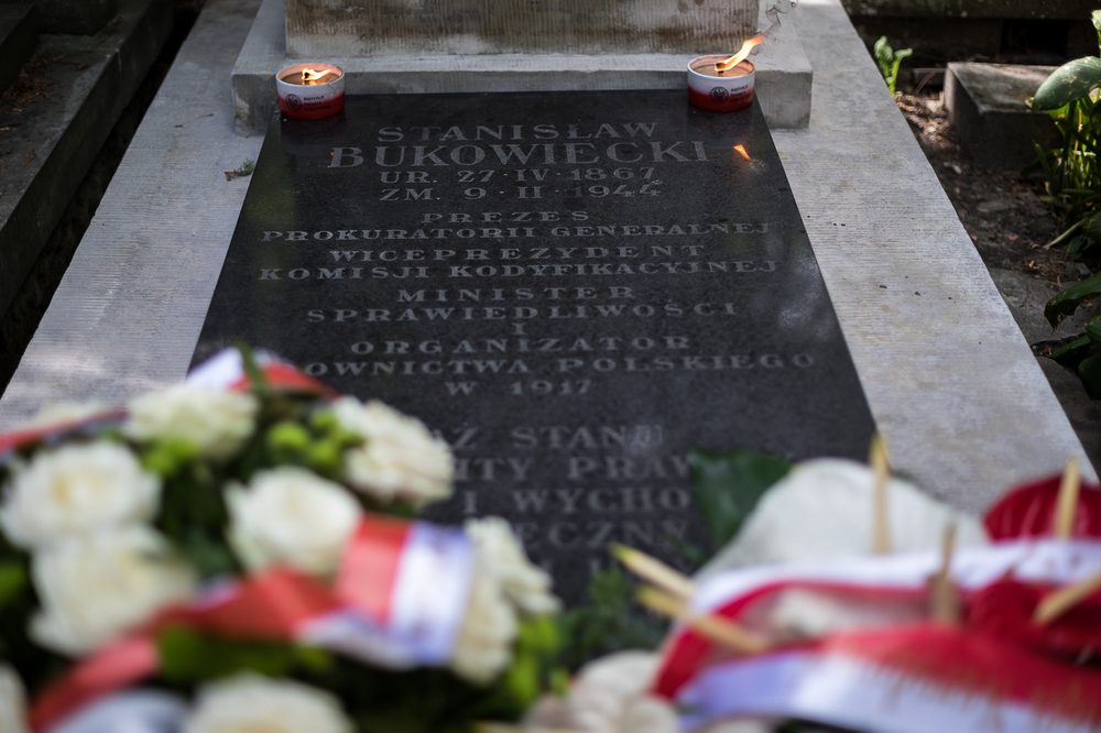 Uroczyste złożenie kwiatów na grobie Stanisława Bukowieckiego – Warszawa, 28 lipca 2022. Fot. Sławek Kasper (IPN)