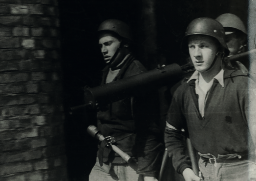 Powstańcy na Powiślu, ul. Dobra (fot. IPN)