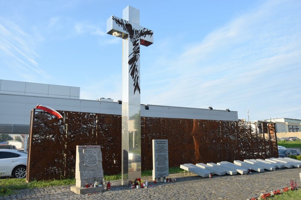 Mahnmal zur Erinnerung an die ca. 12.000 Einwohner des Stadtteils Wola sowie Patienten, Ärzte, Medizinstudierende und Mitarbeiter des Wolski-Krankenhauses in der Płocka-Straße, die im Zeitraum vom 5. bis zum 12. August 1944, bei der Niederschlagung des Warschauer Aufstandes, in und um der Górczewska-Straße von den Deutschen ermordet wurden. (Foto: Maciej Foks)