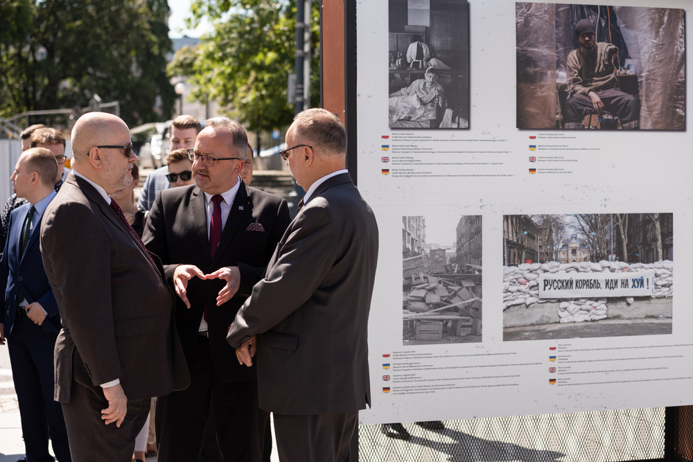 Wernisaż wystawy „Warszawa – Mariupol – miasta ruin, miasta walki, miasta nadziei” na placu marszałka Józefa Piłsudskiego – Warszawa, 1-13 sierpnia 2022. Fot. Mikołaj Bujak (IPN)