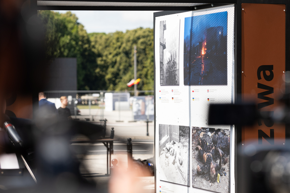 Wernisaż wystawy „Warszawa – Mariupol – miasta ruin, miasta walki, miasta nadziei” na placu marszałka Józefa Piłsudskiego – Warszawa, 1-13 sierpnia 2022. Fot. Mikołaj Bujak (IPN)