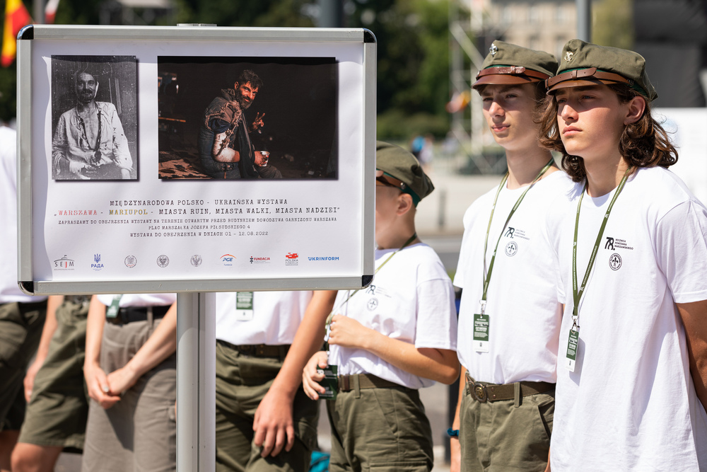 Wernisaż wystawy „Warszawa – Mariupol – miasta ruin, miasta walki, miasta nadziei” na placu marszałka Józefa Piłsudskiego – Warszawa, 1-13 sierpnia 2022. Fot. Mikołaj Bujak (IPN)