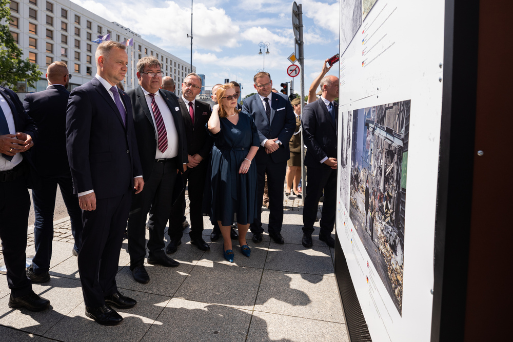 Wernisaż wystawy „Warszawa – Mariupol – miasta ruin, miasta walki, miasta nadziei” na placu marszałka Józefa Piłsudskiego – Warszawa, 1-13 sierpnia 2022. Fot. Mikołaj Bujak (IPN)