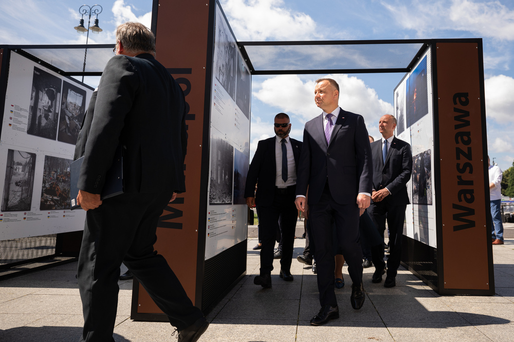 Wernisaż wystawy „Warszawa – Mariupol – miasta ruin, miasta walki, miasta nadziei” na placu marszałka Józefa Piłsudskiego – Warszawa, 1-13 sierpnia 2022. Fot. Mikołaj Bujak (IPN)