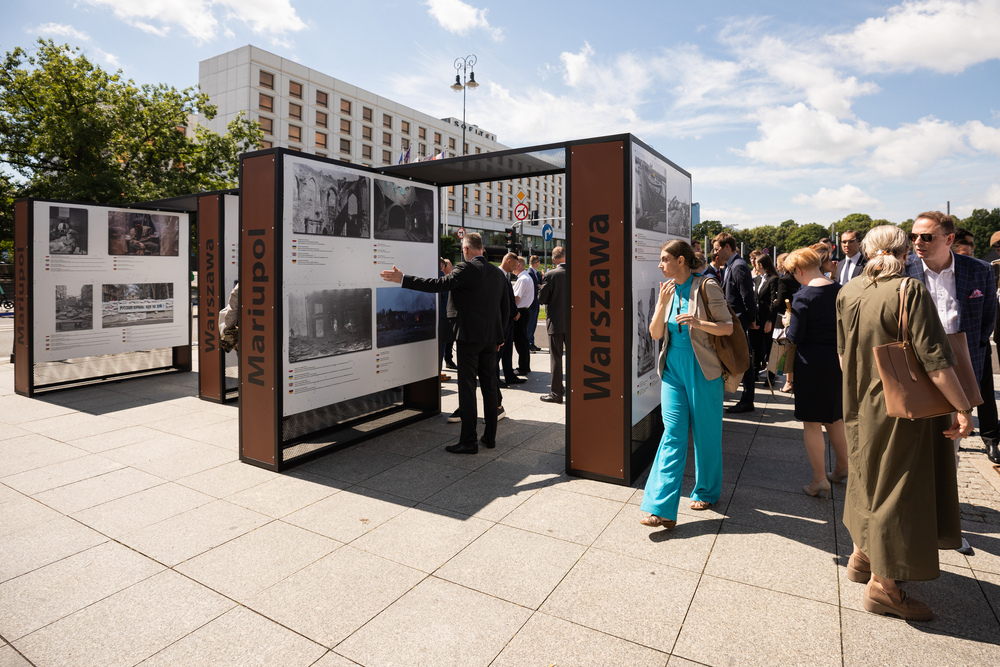 Wernisaż wystawy „Warszawa – Mariupol – miasta ruin, miasta walki, miasta nadziei” na placu marszałka Józefa Piłsudskiego – Warszawa, 1-13 sierpnia 2022. Fot. Mikołaj Bujak (IPN)