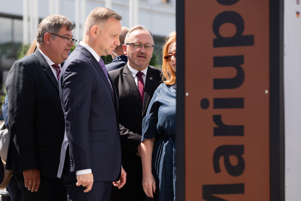 Wernisaż wystawy „Warszawa – Mariupol – miasta ruin, miasta walki, miasta nadziei” na placu marszałka Józefa Piłsudskiego – Warszawa, 1-13 sierpnia 2022. Fot. Mikołaj Bujak (IPN)