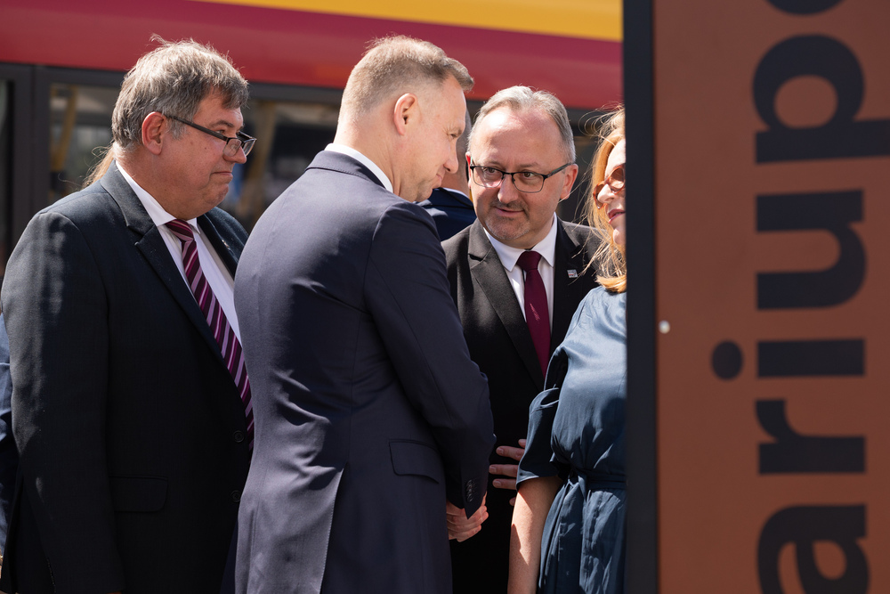 Prezydent Andrzej Duda i dr hab. Karol Polejowski, zastępca prezesa IPN, podczas wernisażu wystawy „Warszawa – Mariupol – miasta ruin, miasta walki, miasta nadziei” na placu marszałka Józefa Piłsudskiego – Warszawa, 1-13 sierpnia 2022. Fot. Mikołaj Bujak (IPN)