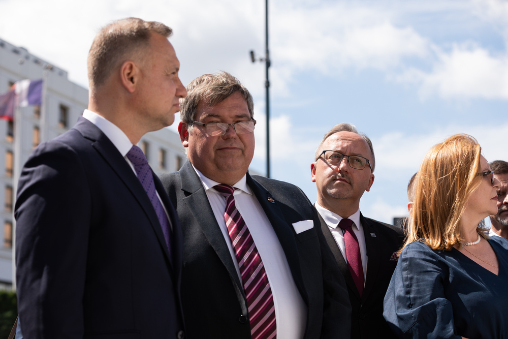 Wernisaż wystawy „Warszawa – Mariupol – miasta ruin, miasta walki, miasta nadziei” na placu marszałka Józefa Piłsudskiego – Warszawa, 1-13 sierpnia 2022. Fot. Mikołaj Bujak (IPN)