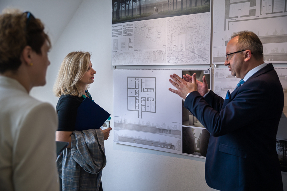 Oglądanie planów budowy obiektu wystawienniczo-edukacyjnego Muzeum Treblinka. Obchody 79. rocznicy buntu więźniów obozu śmierci Treblinka II – 2 sierpnia 2022. Fot. Sławek Kasper (IPN)