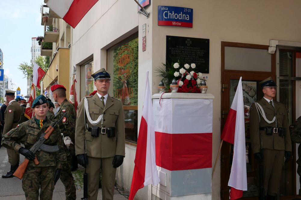 Uroczystości przed tablicą pamięci w 78. rocznica zdobycia posterunku żandarmerii niemieckiej „Nordwache” przez żołnierzy Batalionu „Chrobry I” 3 sierpnia 1944 roku – Warszawa, 3 sierpnia 2022. Fot. Adrianna Garnik (IPN)