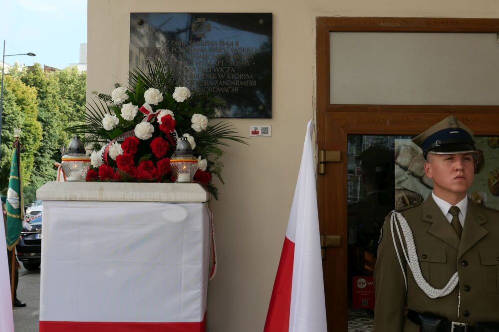 Uroczystości przed tablicą pamięci w 78. rocznica zdobycia posterunku żandarmerii niemieckiej „Nordwache” przez żołnierzy Batalionu „Chrobry I” 3 sierpnia 1944 roku – Warszawa, 3 sierpnia 2022. Fot. Adrianna Garnik (IPN)