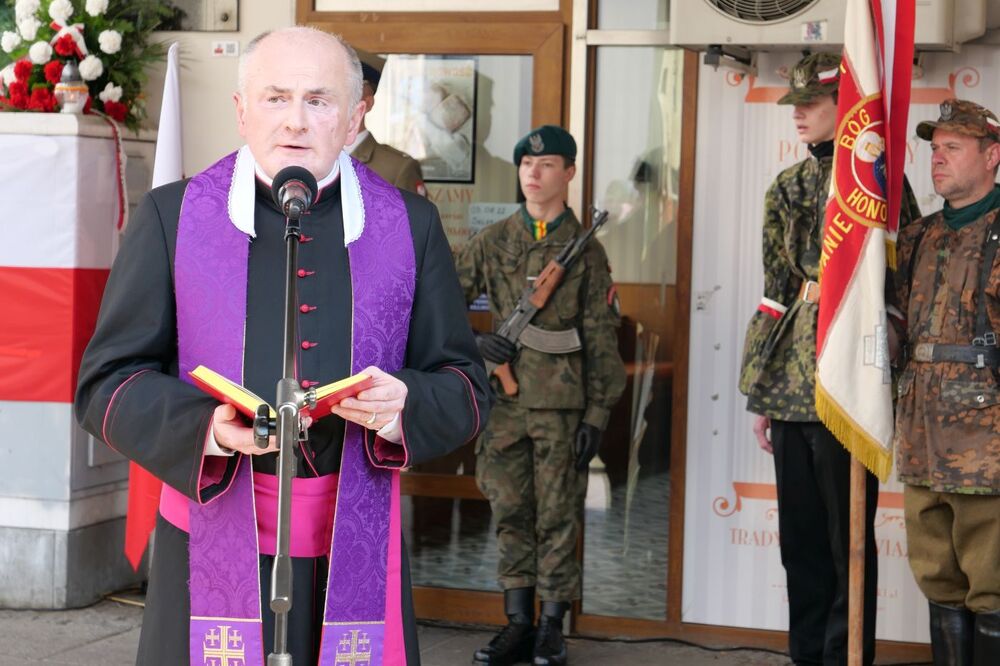 Uroczystości przed tablicą pamięci w 78. rocznica zdobycia posterunku żandarmerii niemieckiej „Nordwache” przez żołnierzy Batalionu „Chrobry I” 3 sierpnia 1944 roku – Warszawa, 3 sierpnia 2022. Fot. Adrianna Garnik (IPN)