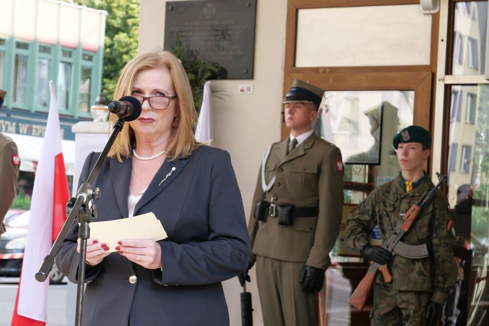 Wicemarszałek Sejmu Małgorzata Gosiewska. Uroczystości przed tablicą pamięci w 78. rocznica zdobycia posterunku żandarmerii niemieckiej „Nordwache” przez żołnierzy Batalionu „Chrobry I” 3 sierpnia 1944 roku – Warszawa, 3 sierpnia 2022. Fot. Adrianna Garnik (IPN)