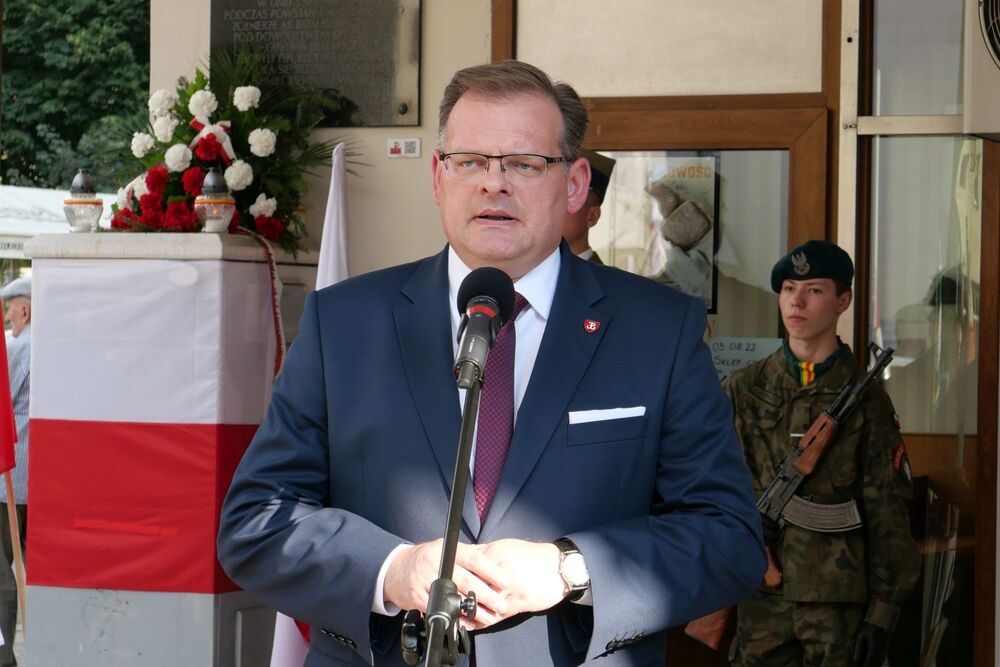 Szef UdSKiOR Jan Józef Kasprzyk. Uroczystości przed tablicą pamięci w 78. rocznica zdobycia posterunku żandarmerii niemieckiej „Nordwache” przez żołnierzy Batalionu „Chrobry I” 3 sierpnia 1944 roku – Warszawa, 3 sierpnia 2022. Fot. Adrianna Garnik (IPN)