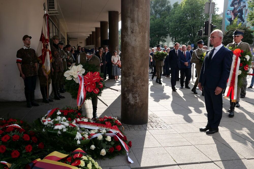 Uroczystości przed tablicą pamięci w 78. rocznica zdobycia posterunku żandarmerii niemieckiej „Nordwache” przez żołnierzy Batalionu „Chrobry I” 3 sierpnia 1944 roku – Warszawa, 3 sierpnia 2022. Fot. Adrianna Garnik (IPN)
