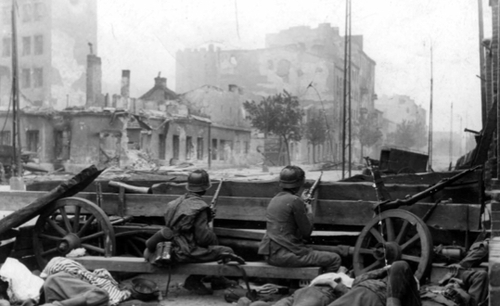 Oddział Waffen-SS Oskara Dirlewangera przy ul. Towarowej, po 6 sierpnia 1944. Fot. Muzeum Powstania Warszawskiego)