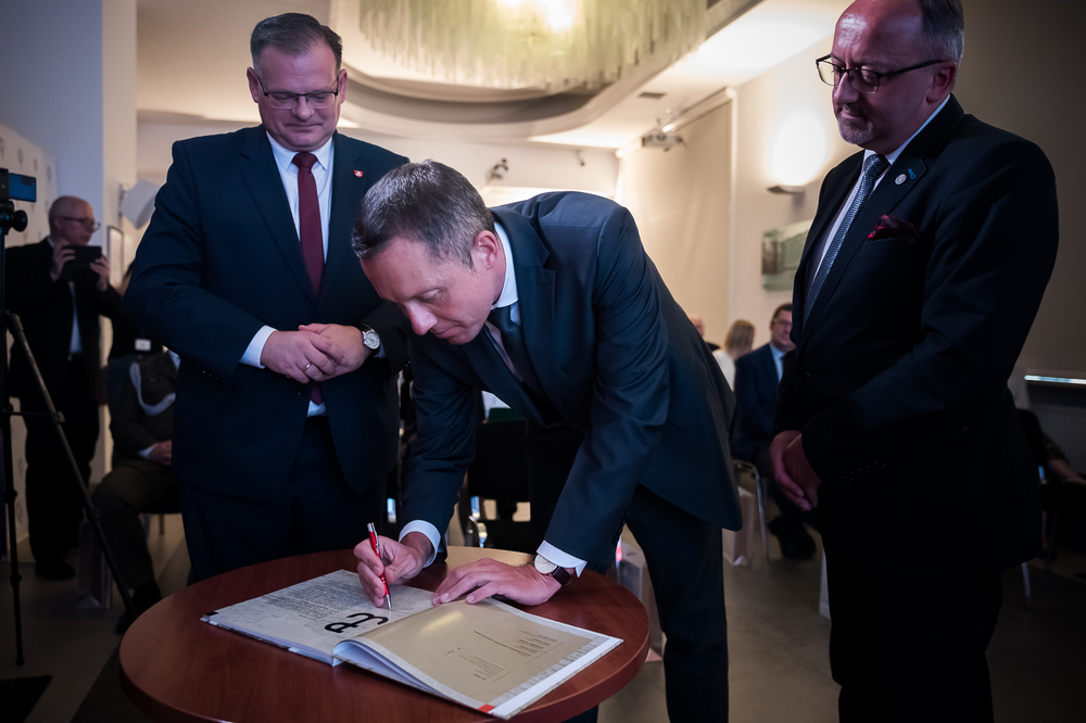 Od lewej: Jan Józef Kasprzyk, Tomasz Zdzikot, dr hab. Karol Polejowski – Warszawa, 5 sierpnia 2022. Fot. Sławek Kasper (IPN)