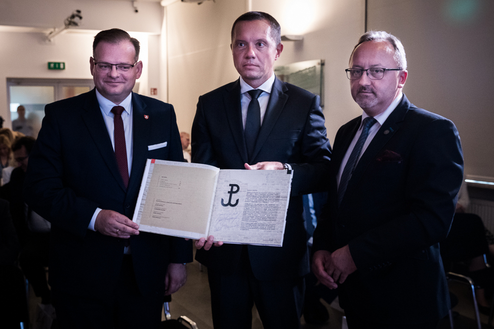 Od lewej: Jan Józef Kasprzyk, Tomasz Zdzikot, dr hab. Karol Polejowski – Warszawa, 5 sierpnia 2022. Fot. Sławek Kasper (IPN)