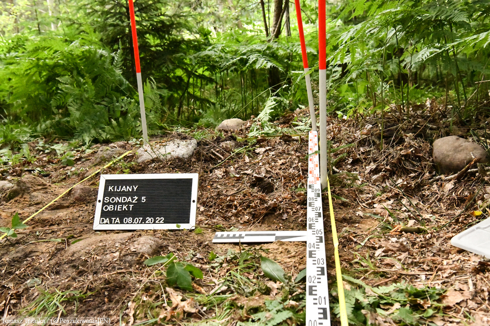 Podsumowanie prac poszukiwawczych na Litwie. Lipiec 2022. Fot. ks. Tomasz Trzaska IPN)