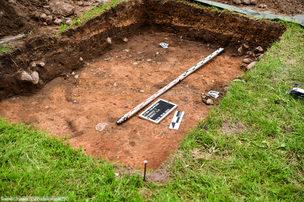 Podsumowanie prac poszukiwawczych na Litwie. Lipiec 2022. Fot. ks. Tomasz Trzaska IPN)