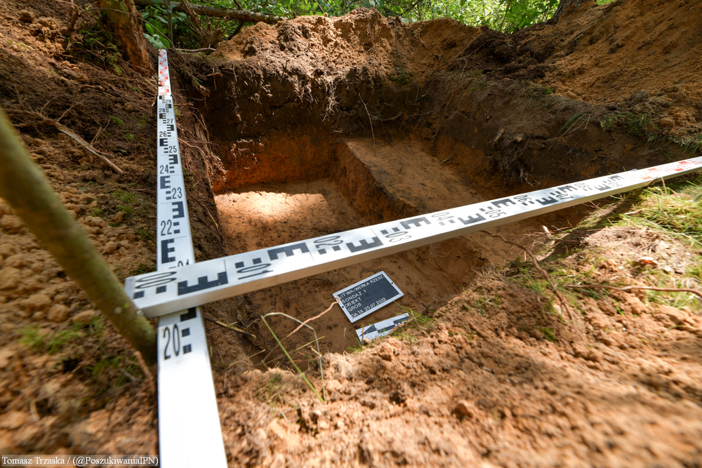 Podsumowanie prac poszukiwawczych na Litwie. Lipiec 2022. Fot. ks. Tomasz Trzaska IPN)