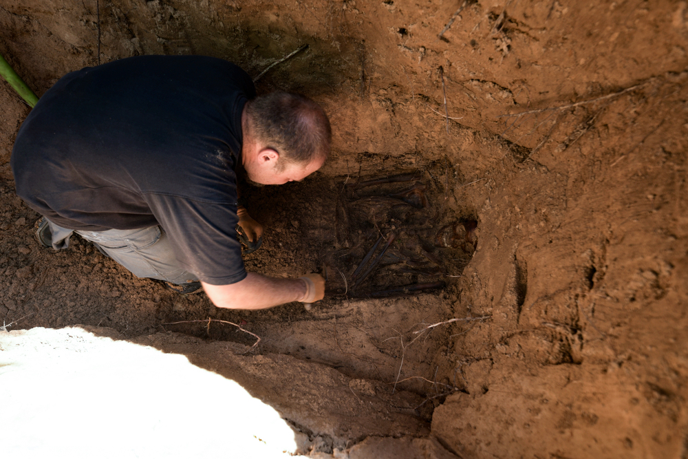 Podsumowanie prac poszukiwawczych na Litwie. Lipiec 2022. Fot. ks. Tomasz Trzaska IPN)