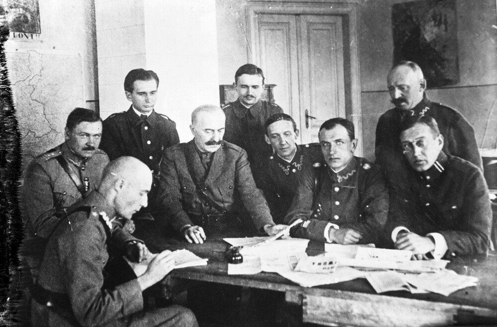 1920, wojna polsko-rosyjska. Grupa literatów, żołnierzy Armii Ochotniczej. Od lewej widoczni m.in.: podpułkownik Marian Dienstl-Dąbrowa, Eugeniusz Małaczewski, Emil Zegadłowicz, Władysław Rabski, Edward Ligocki, redaktor Władysław Buchner, major Jan Grabowski. Ze zbiorów NAC