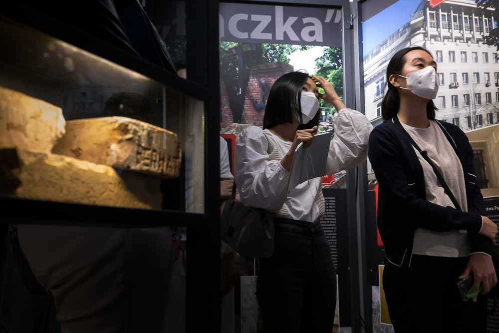 Przedstawiciele NKHR podczas zwiedzania Izby Pamięci Strzelecka 8 – Warszawa, 8 sierpnia 2022. Fot. Sławek Kasper (IPN)