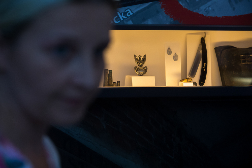 Przedstawiciele NKHR podczas zwiedzania Izby Pamięci Strzelecka 8 – Warszawa, 8 sierpnia 2022. Fot. Sławek Kasper (IPN)