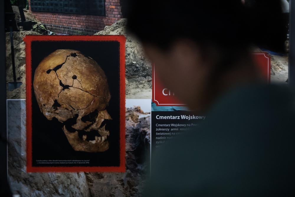 Przedstawiciele NKHR podczas zwiedzania Izby Pamięci Strzelecka 8 – Warszawa, 8 sierpnia 2022. Fot. Sławek Kasper (IPN)