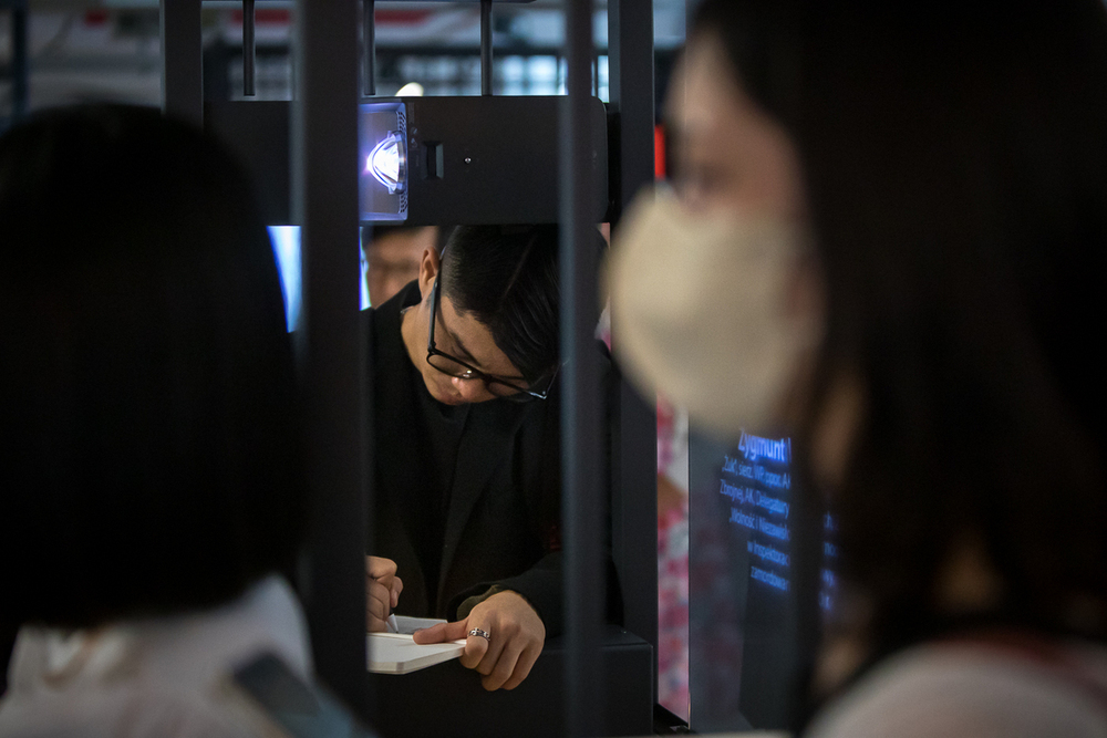 Przedstawiciele NKHR podczas zwiedzania Izby Pamięci Strzelecka 8 – Warszawa, 8 sierpnia 2022. Fot. Sławek Kasper (IPN)