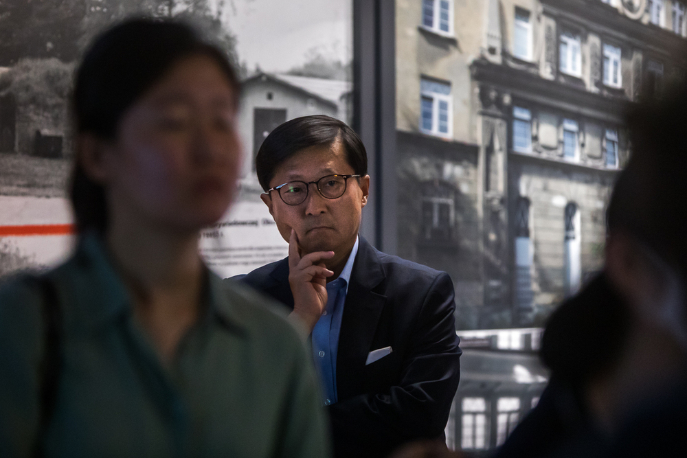 Przedstawiciele NKHR podczas zwiedzania Izby Pamięci Strzelecka 8 – Warszawa, 8 sierpnia 2022. Fot. Sławek Kasper (IPN)