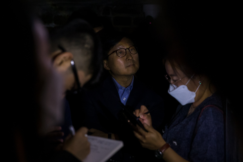 Przedstawiciele NKHR podczas zwiedzania Izby Pamięci Strzelecka 8 – Warszawa, 8 sierpnia 2022. Fot. Sławek Kasper (IPN)